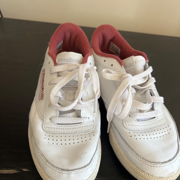 Women’s 7 Reeboks - Picture 2 of 4